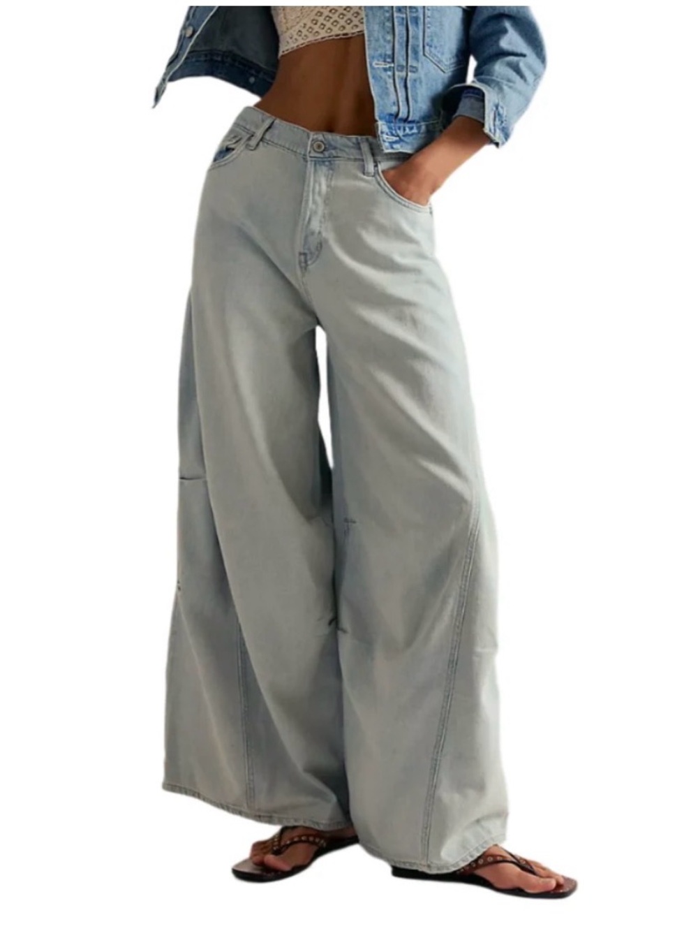 We The Free Westward Demi Barrel Leg Jeans
Size 31
